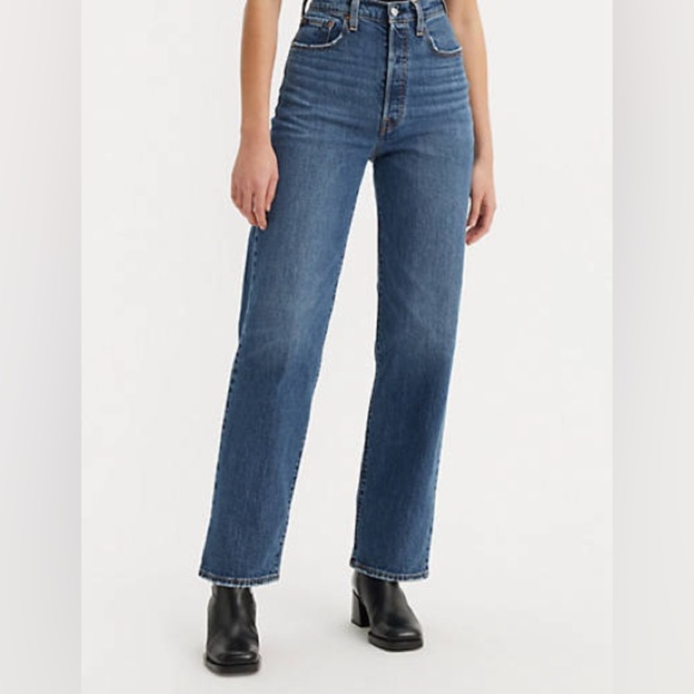 Levi's Womens Straight Leg Jeans in Medium Blue Denim